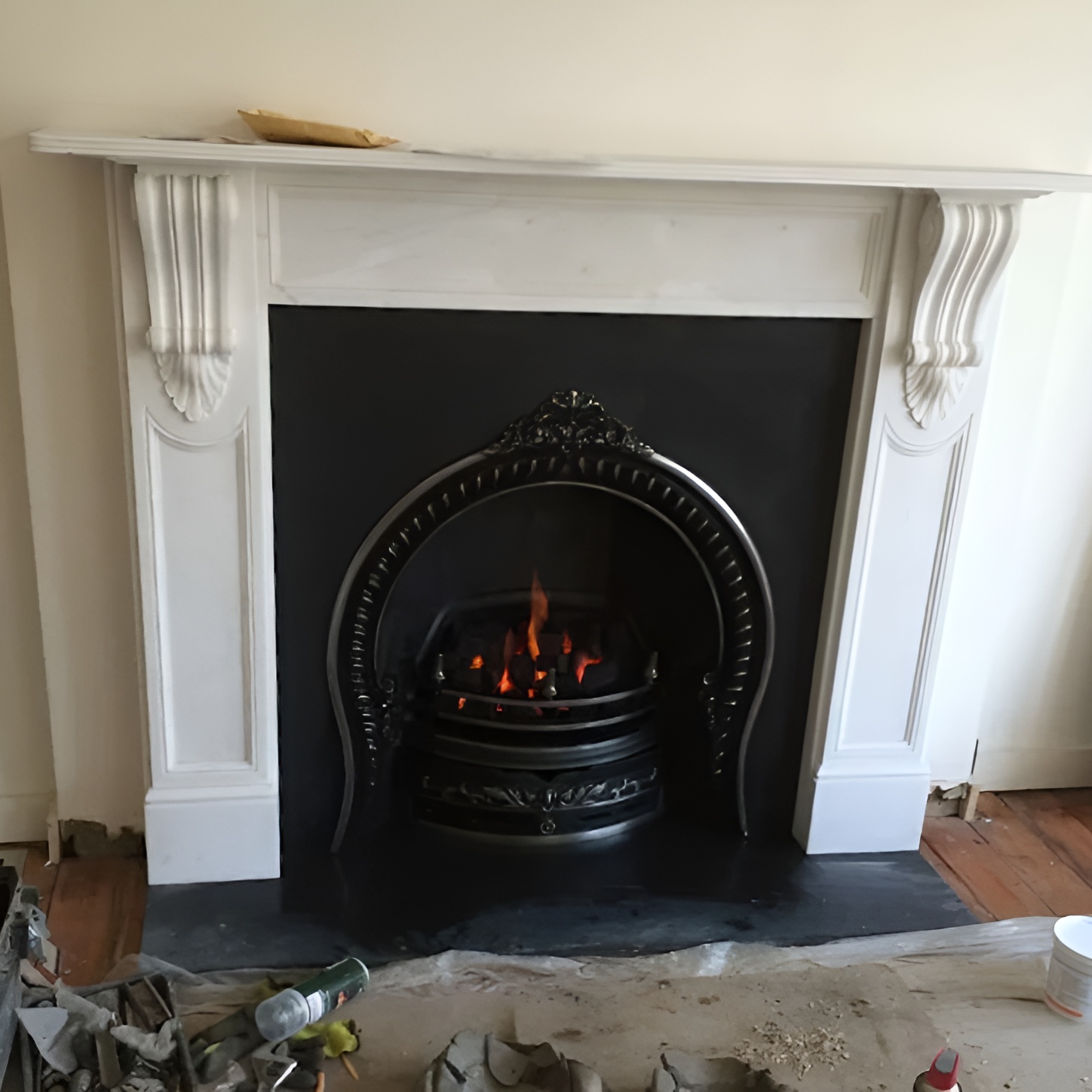 White marble ‘William IV’ mantel, highlight arch insert, gas fire